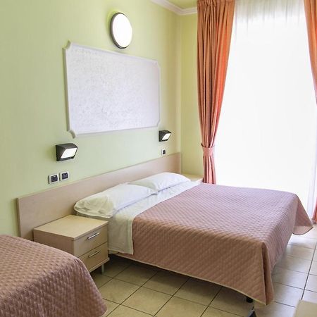 Hotel Liana Ріміні Екстер'єр фото