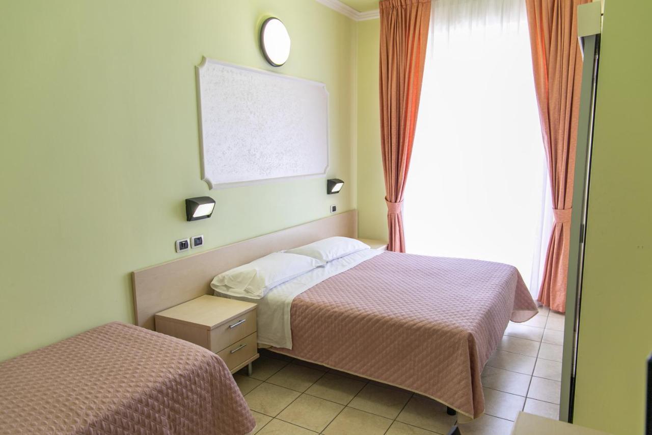 Hotel Liana Ріміні Екстер'єр фото