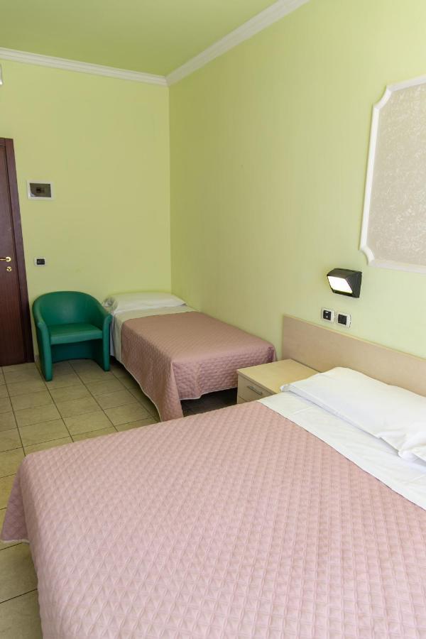 Hotel Liana Ріміні Екстер'єр фото