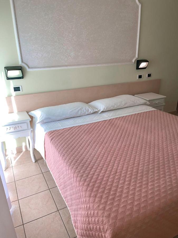 Hotel Liana Ріміні Екстер'єр фото