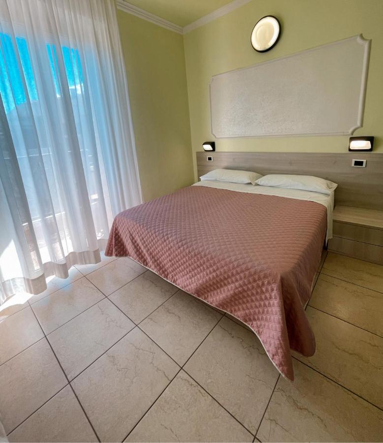 Hotel Liana Ріміні Екстер'єр фото