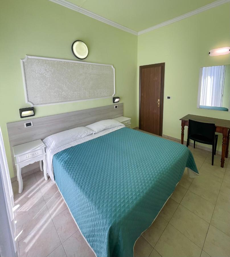 Hotel Liana Ріміні Екстер'єр фото
