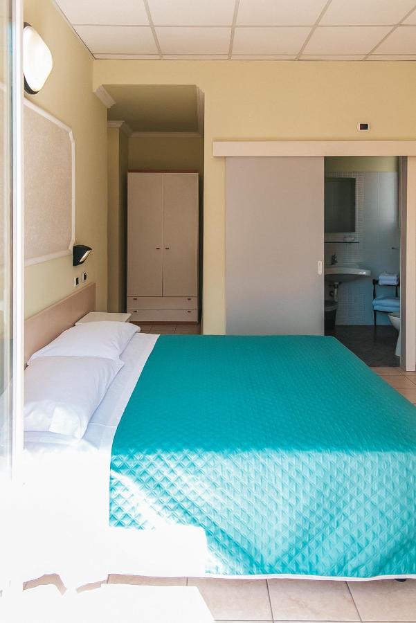 Hotel Liana Ріміні Екстер'єр фото