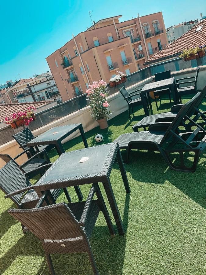 Hotel Liana Ріміні Екстер'єр фото