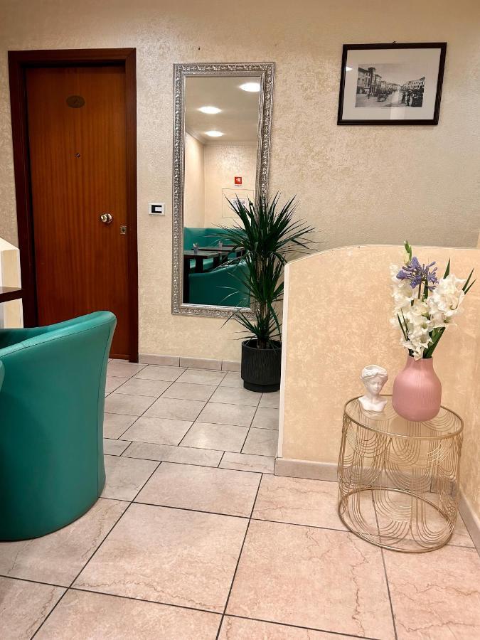 Hotel Liana Ріміні Екстер'єр фото